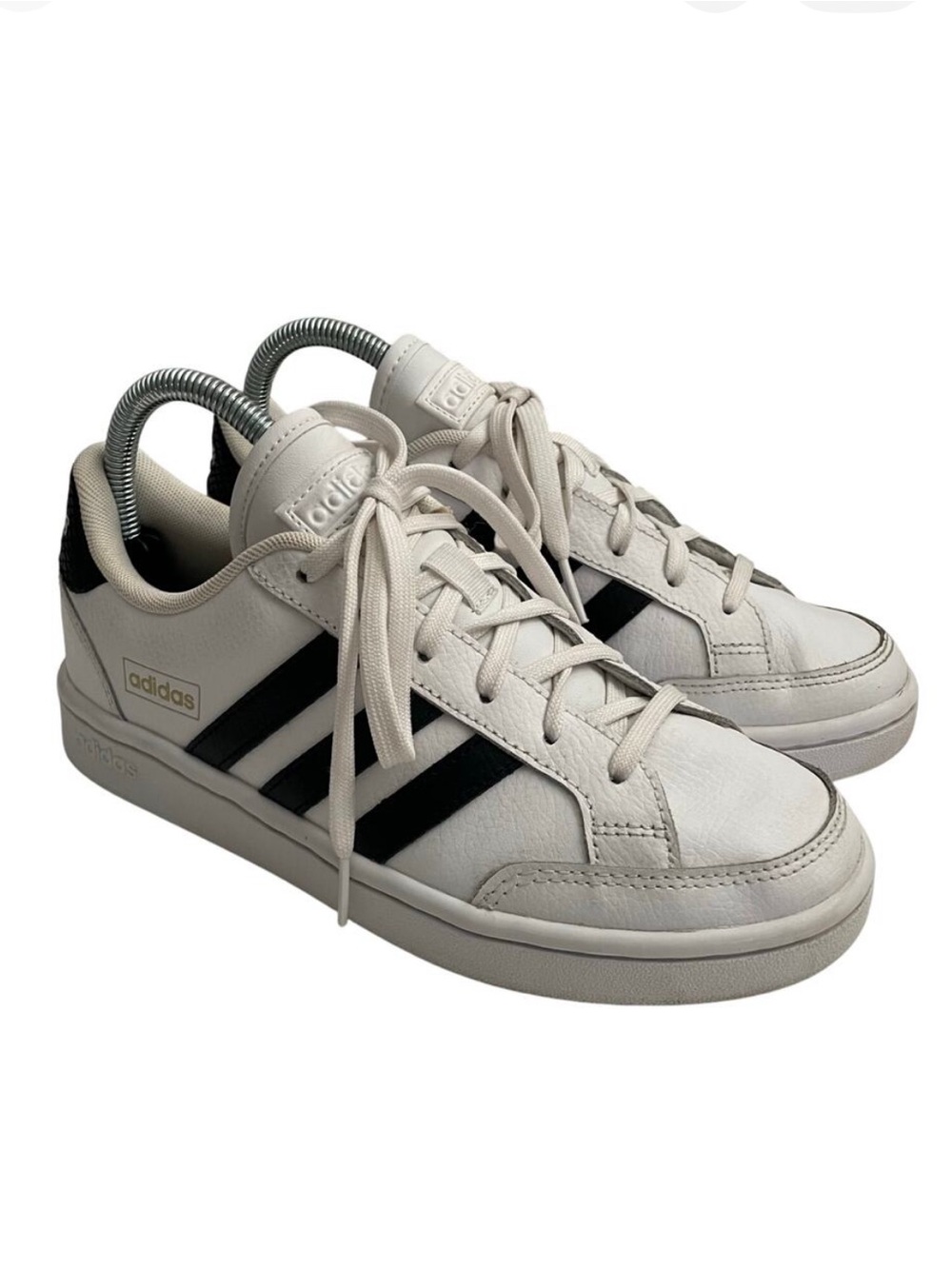 Adidas Grand Court SE Tennis Sneakers Women’s sz 6.5  White Black Gold Metallic